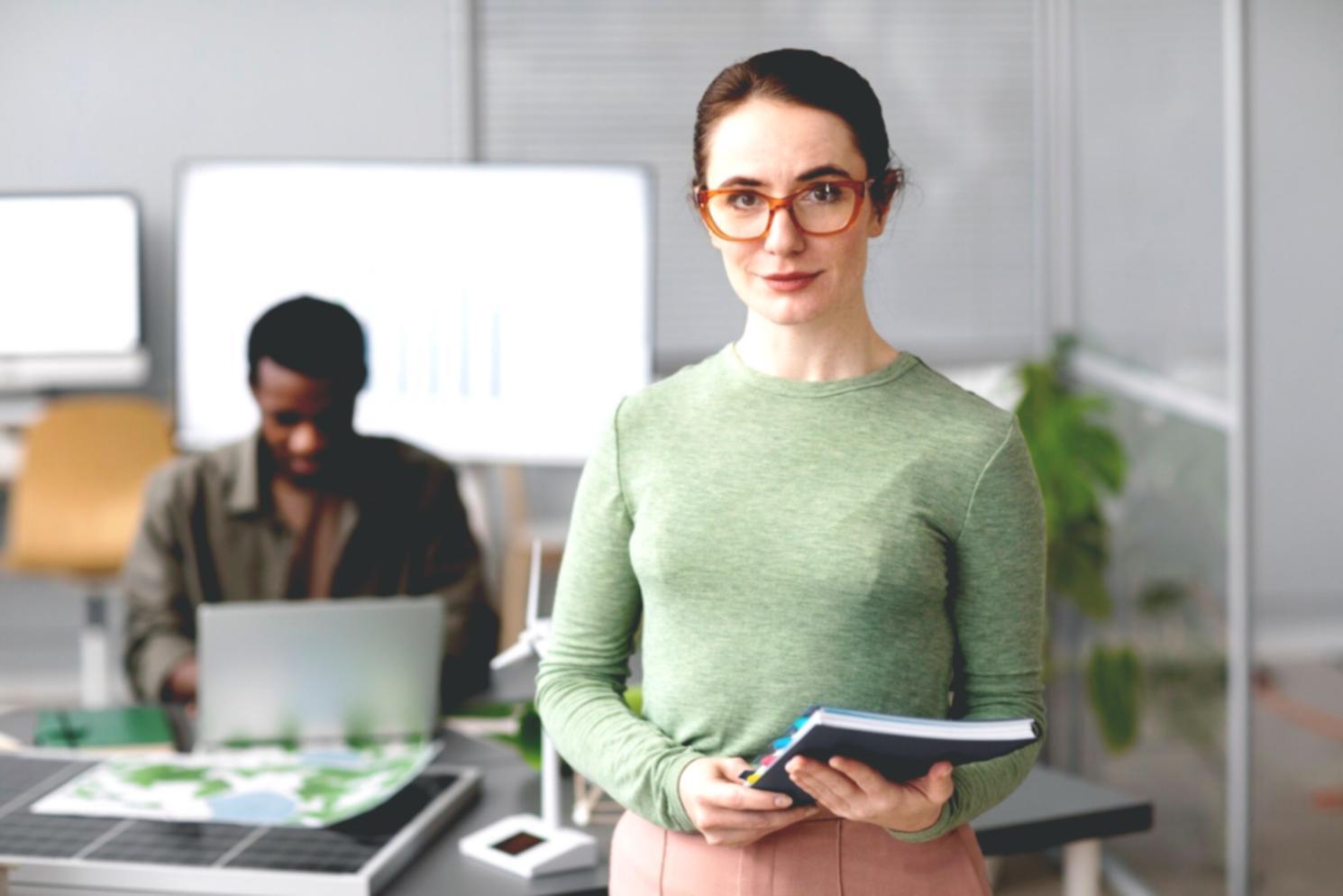 Finanzanalyst arbeitet an komplexen Modellen