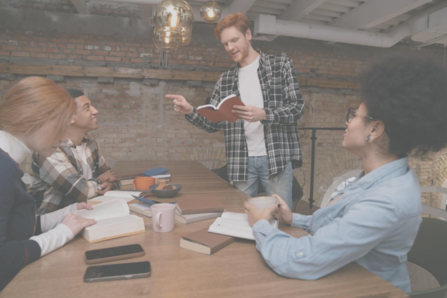 Moderne Arbeitsumgebung unseres Expertenteams mit fortschrittlicher Technologie